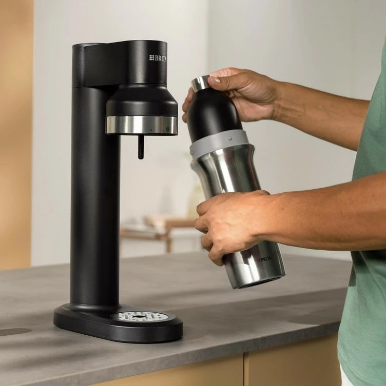 Saturator uji Brita sodaTRIO, me cilindër CO2, shishe qelqi dhe çelik, e zezë