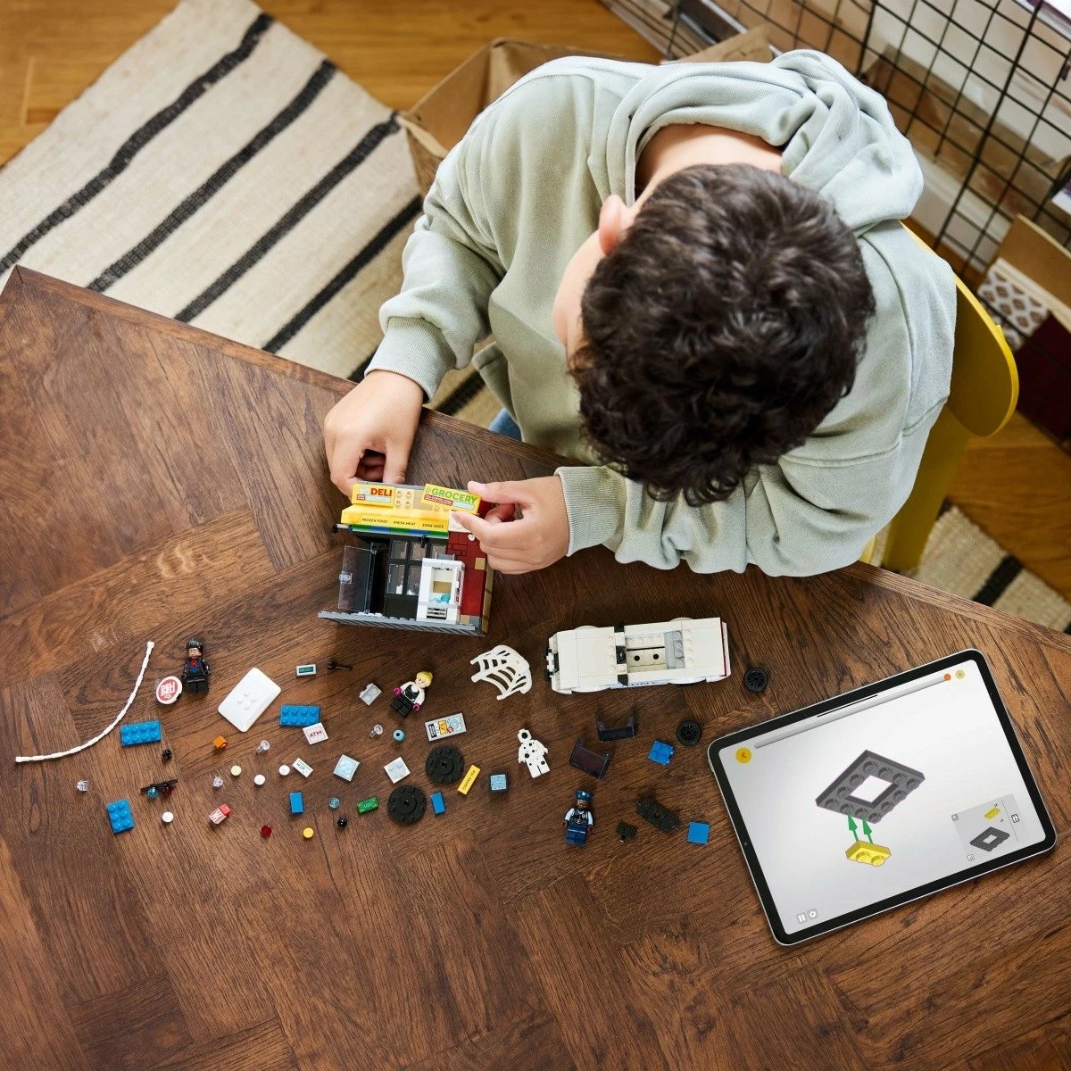 Set LEGO Marvel Super Heroes 76311 Miles Morales vs Spot, 375 pjesë