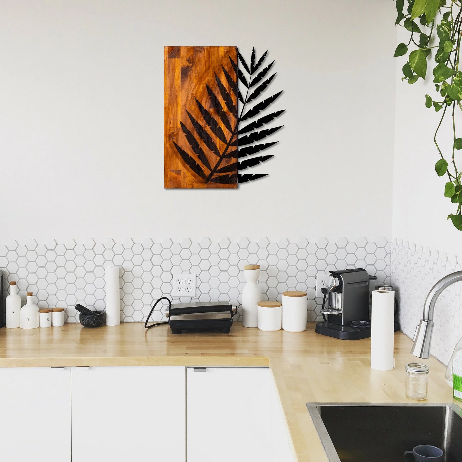 Aksesor dekorativ për mur, dru arre dhe metal, Leaf 3, 50x58cm