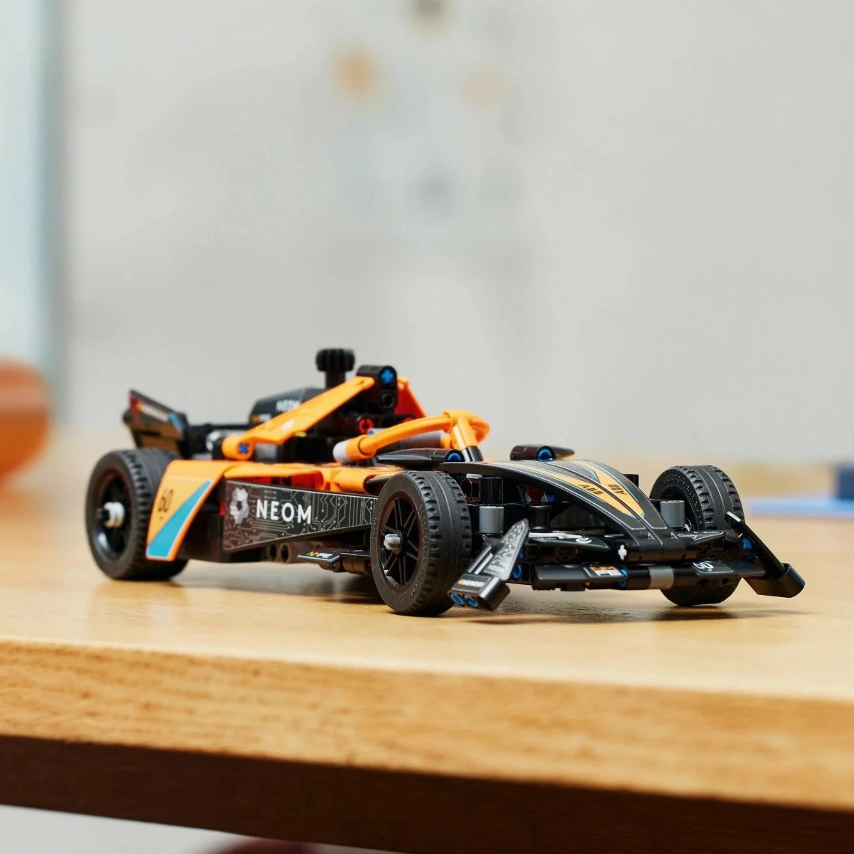 Set LEGO Technic NEOM McLaren Formula E Race Car 42169, 452 pjesë, pull-back, për fëmijë 9+, portokalli/zezë