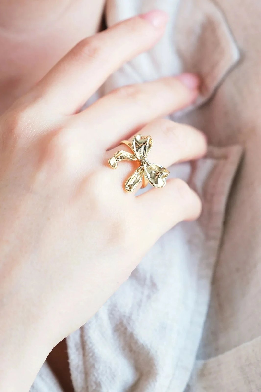 Unazë prej bronzi, ngjyrë ari, me gur zirkoni, Jumeon, një madhësi