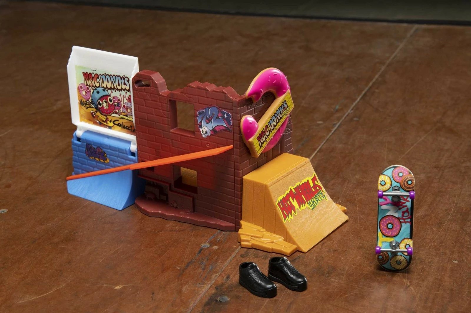 Set lodrash Hot Wheels Skate Donut Skatepark, me fingerboard dhe këpucë gishti, shumëngjyrësh