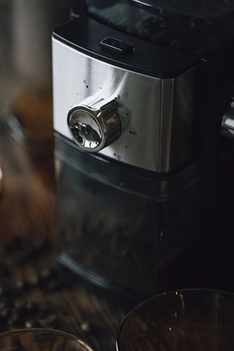 bluarëse kafe me rrota metalike, Adler AD 4448, hinkë 250g, depozitë 100g, rregullim i imtësisë dhe 2–12 porcione, 150W (300W max), e zezë/inox bluarëse kafe me rrota metalike, Adler AD 4448, hinkë 250g, depozitë 100g, rregullim i imtësisë dhe 2–12 porcione, 150W (300W max), e zezë/inox
