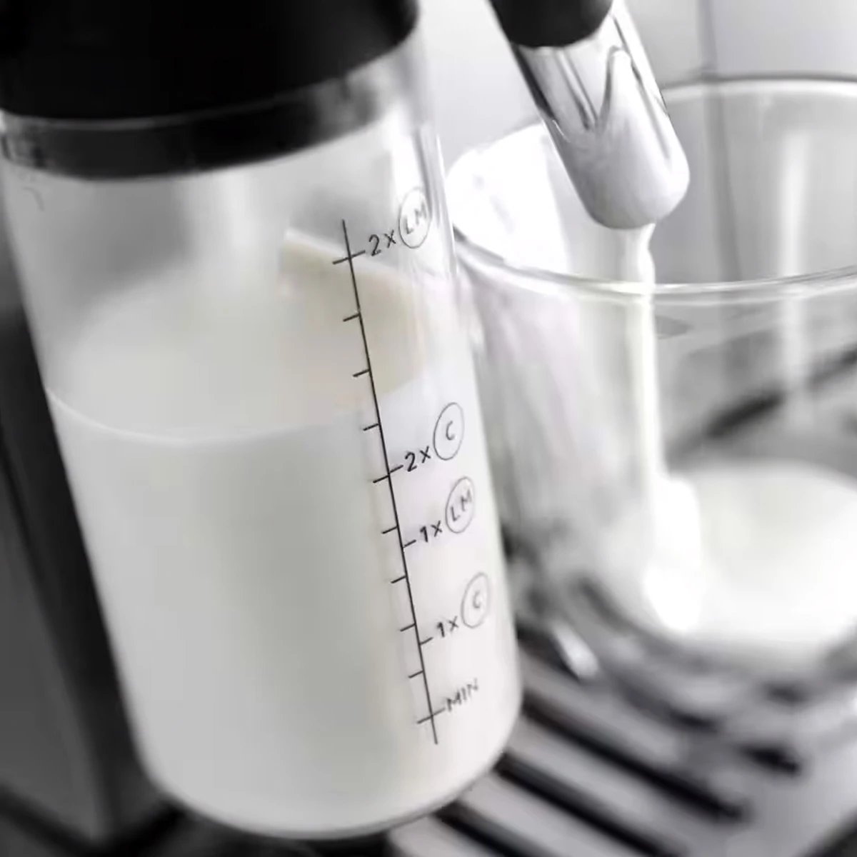 makinë kafeje, DeLonghi Magnifica Evo ECAM290.61B, 1.8 L, 15 bar, 1450 W, mulli automatik me rregullim, ekran me prekje, sistem LatteCrema, e zezë