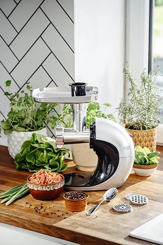 Pajisje kuzhine 3‑në‑1, Adler AD 4131, shtrydhëse e ngadaltë 90–105 rpm, mulli mishi #8 me sita 3/5/7 mm, grirëse perimesh, 150 W, 650 ml