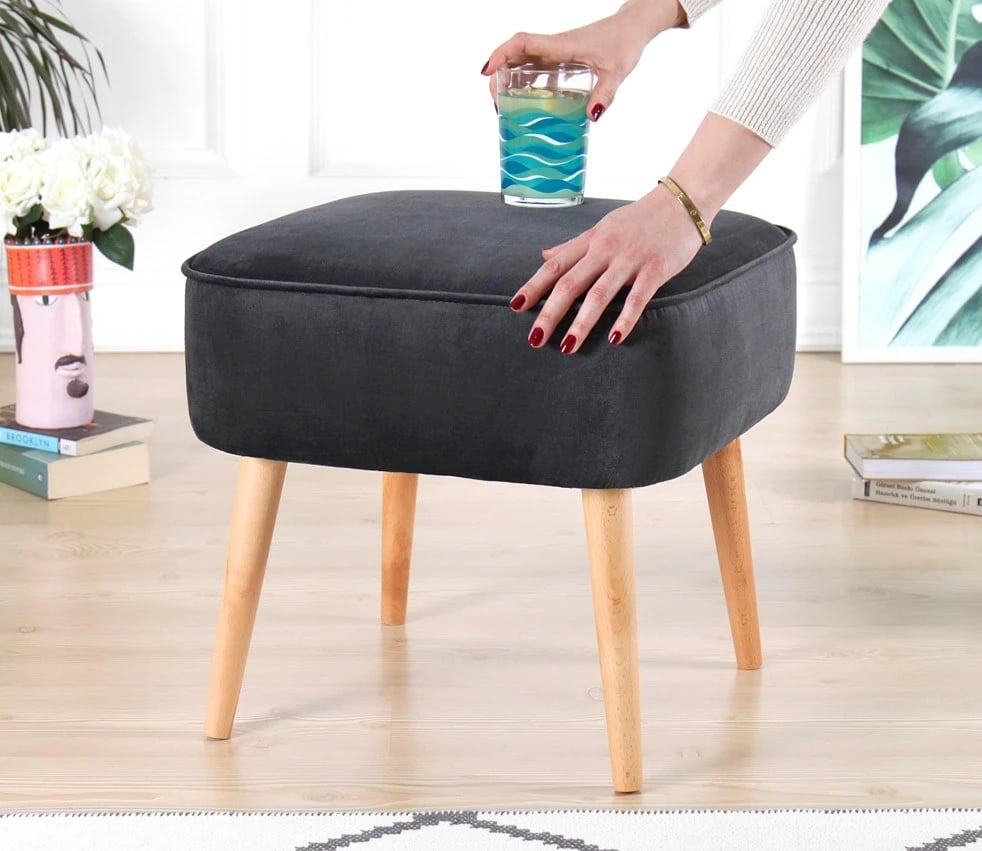 Puf prej kadifeje, ngjyrë gri e errët, këmbë druri, Moouv 7081