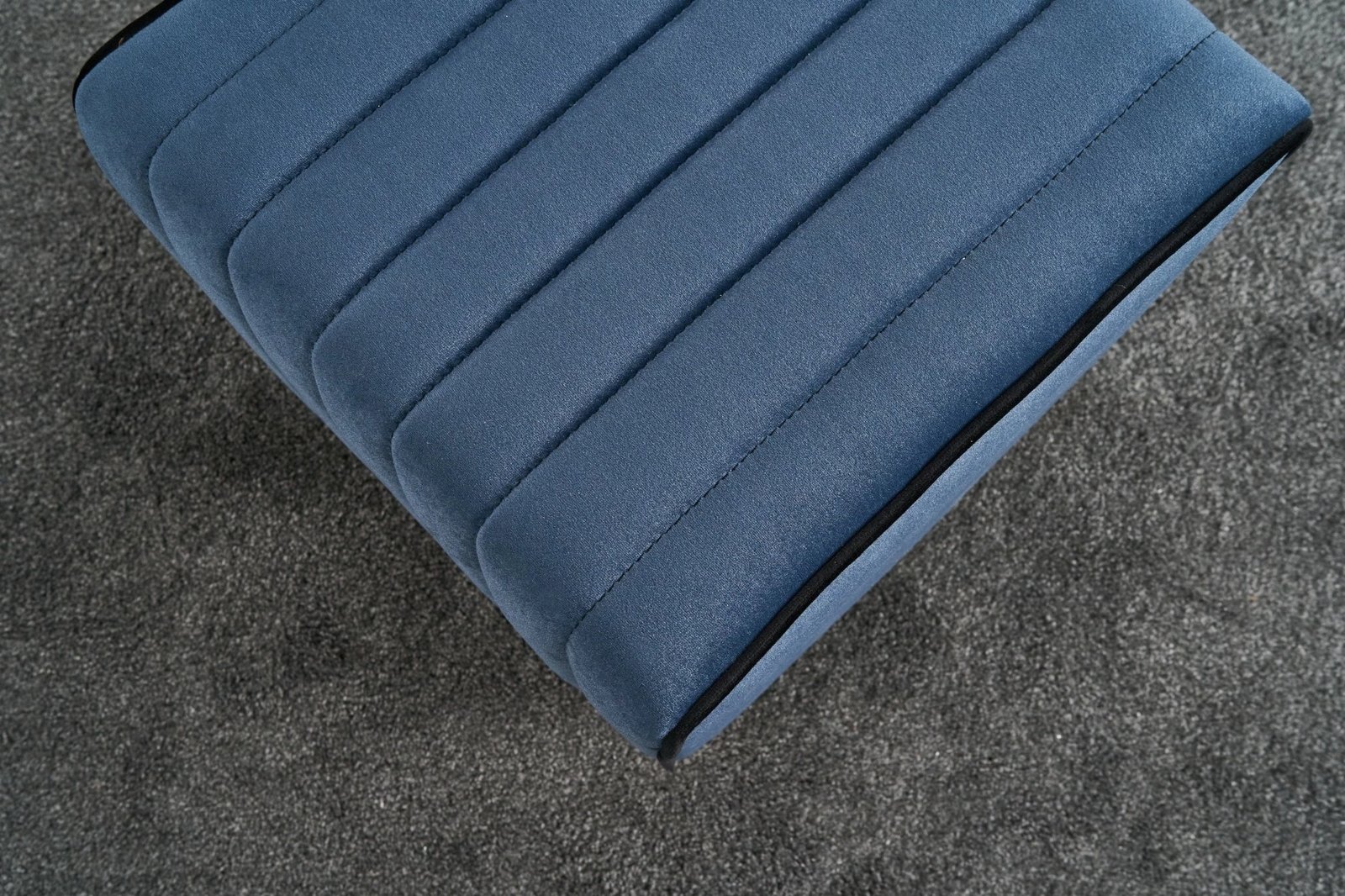 Puf Mona, kadife blu, Atelier del Sofa