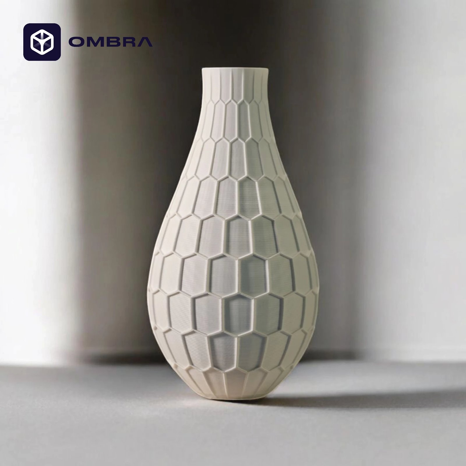 Vazo dekorative me strukturë gjeometrike, e bardhë