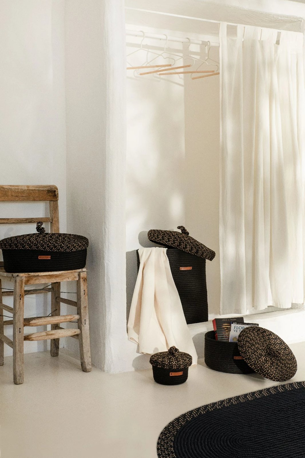 Kuti dekorative, e zezë, Evila Originals, 36x15x45 cm