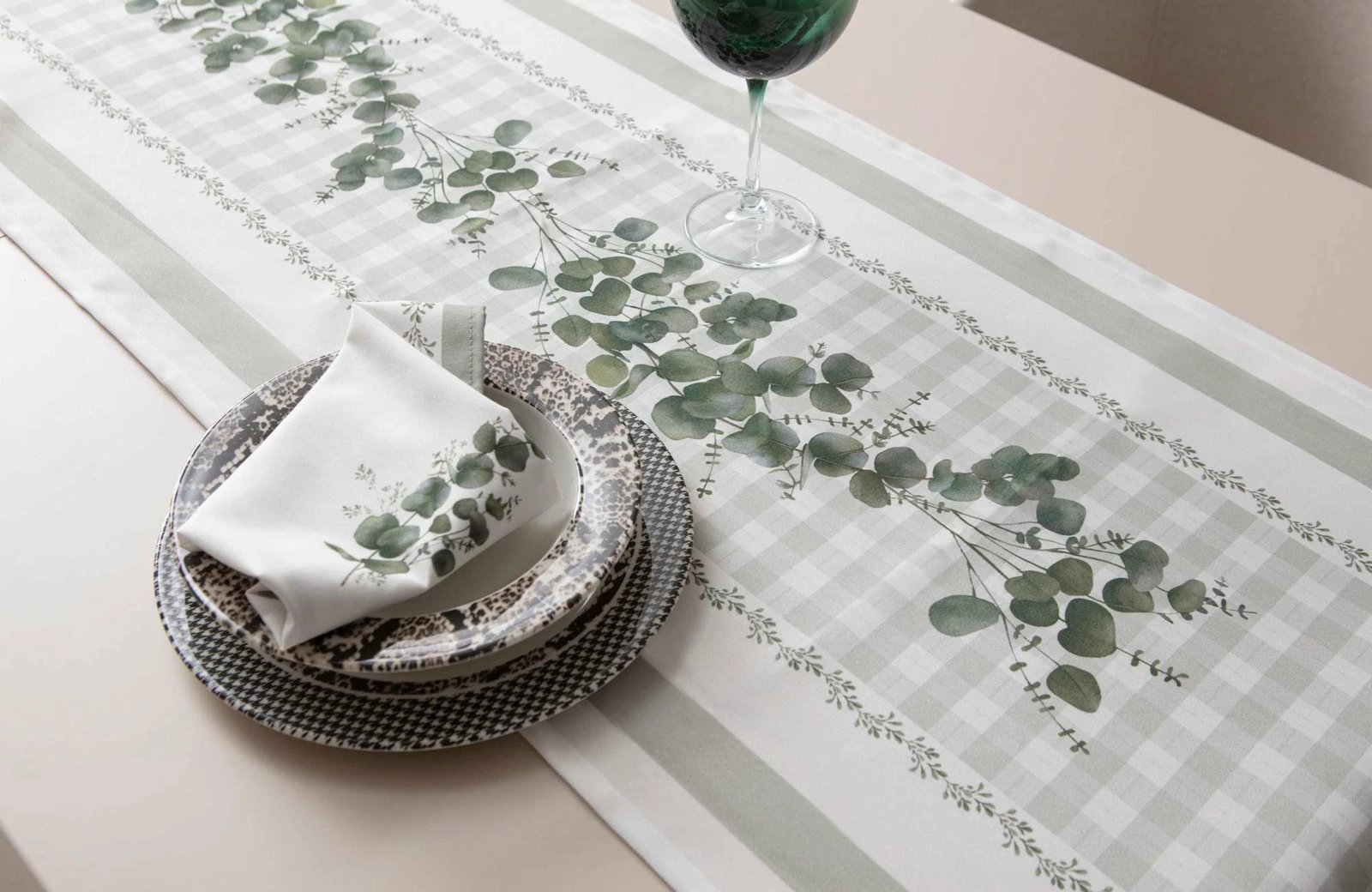 Raner pambuku, ngjyrë e gjelbër dhe e bardhë, Hermia, Eucalyptus, 50x150cm