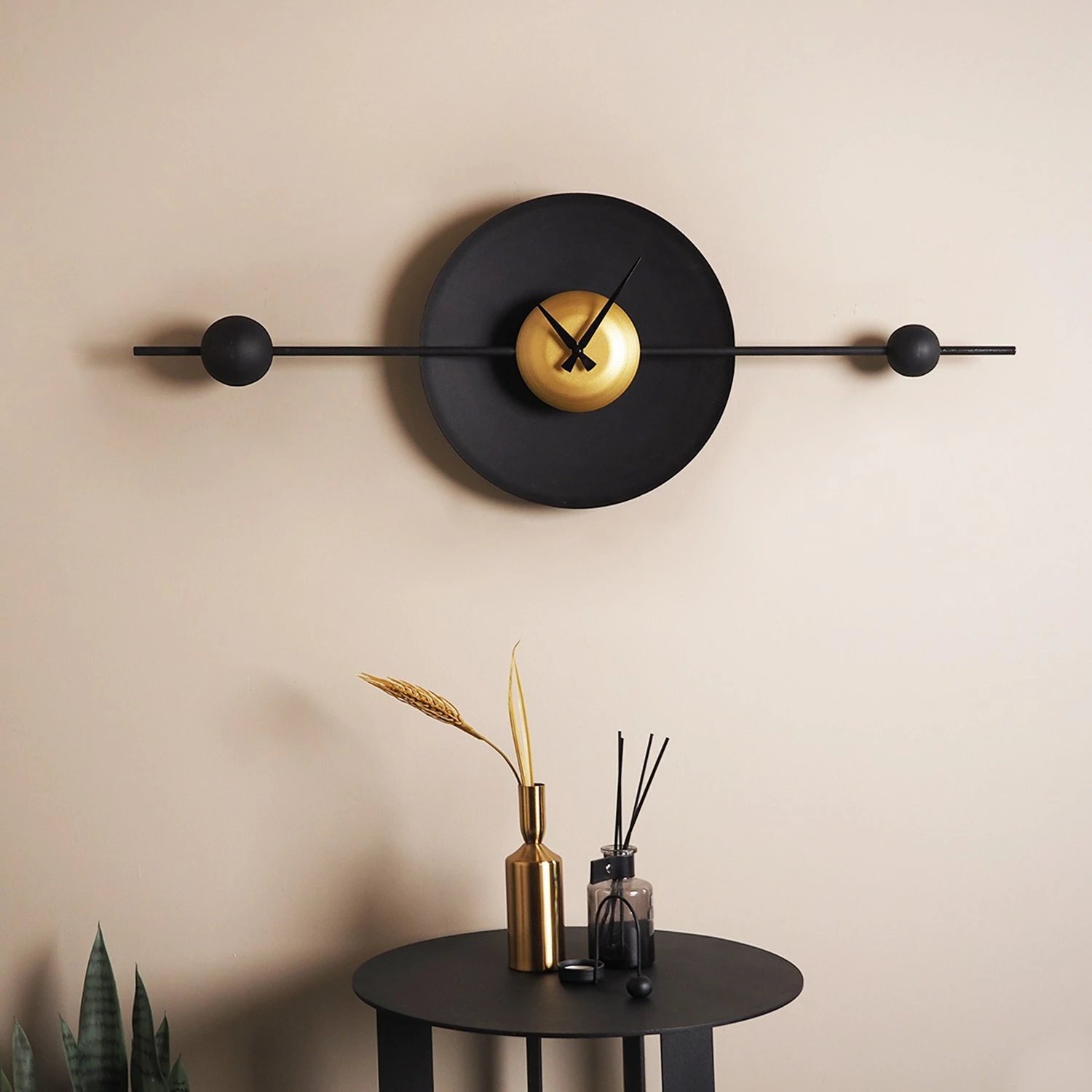 Orë muri dekorative prej metali, Wallity, APS138LSAA, e artë dhe e zezë