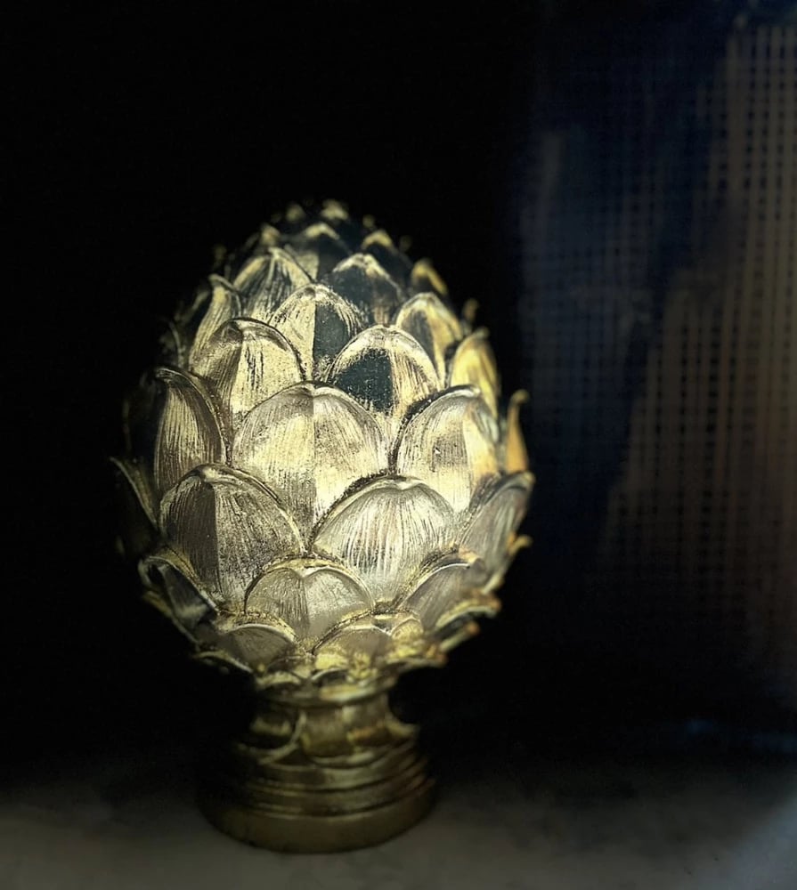 Dekor totem GOLDEN PINUS, polirezine, ngjyrë ari, 16x16x25cm