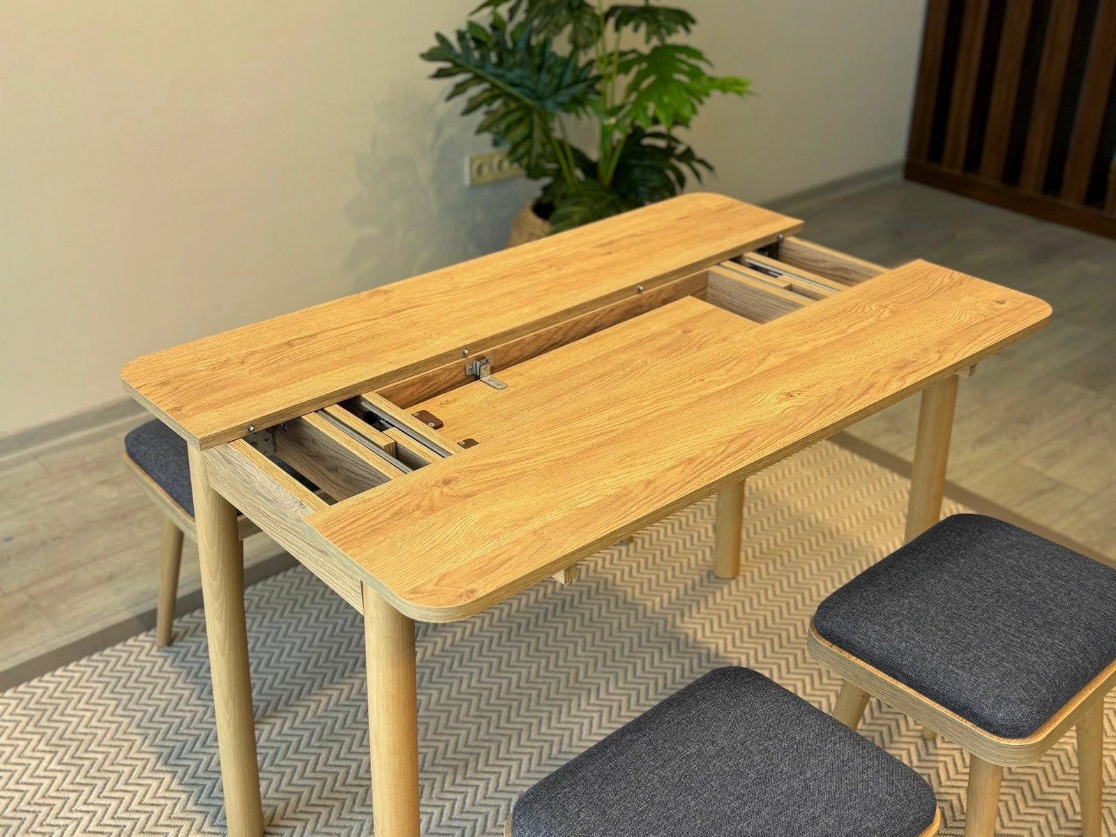 Set tavoline me karrige, zgjatshme, 5 copë, Skye Decor, Vina Mini 05 1053, ngjyrë lis dhe antracit