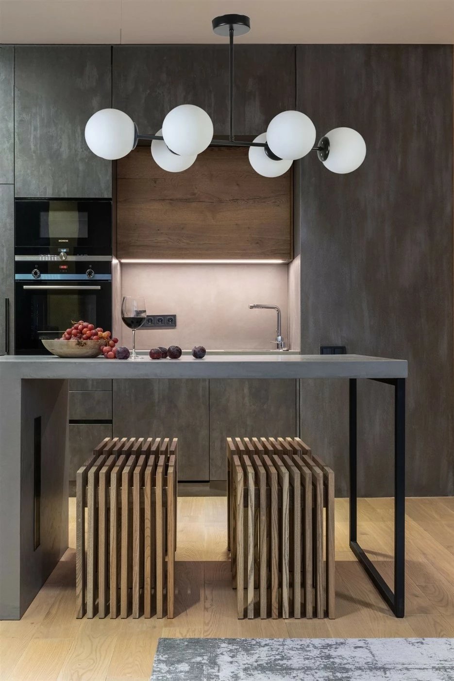 Llambë tavani Opviq, model Yeni Favori, 6 drita, trup metalik, gotë, e zezë dhe e bardhë