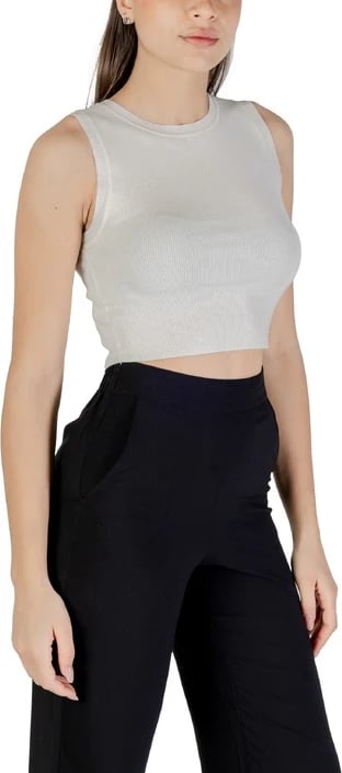 Top femra Jacqueline De Yong, e bardhë