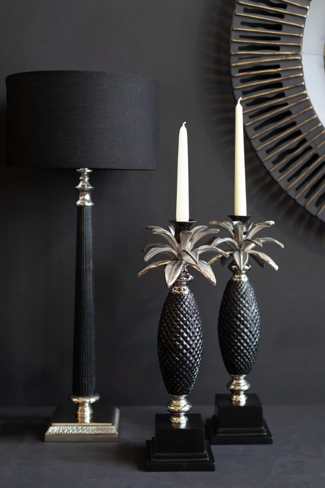 Mbajtëse qirinjsh ananas, metal, argjend e zi, 13x13x44 cm Mbajtëse qirinjsh ananas, metal, argjend e zi, 13x13x44 cm