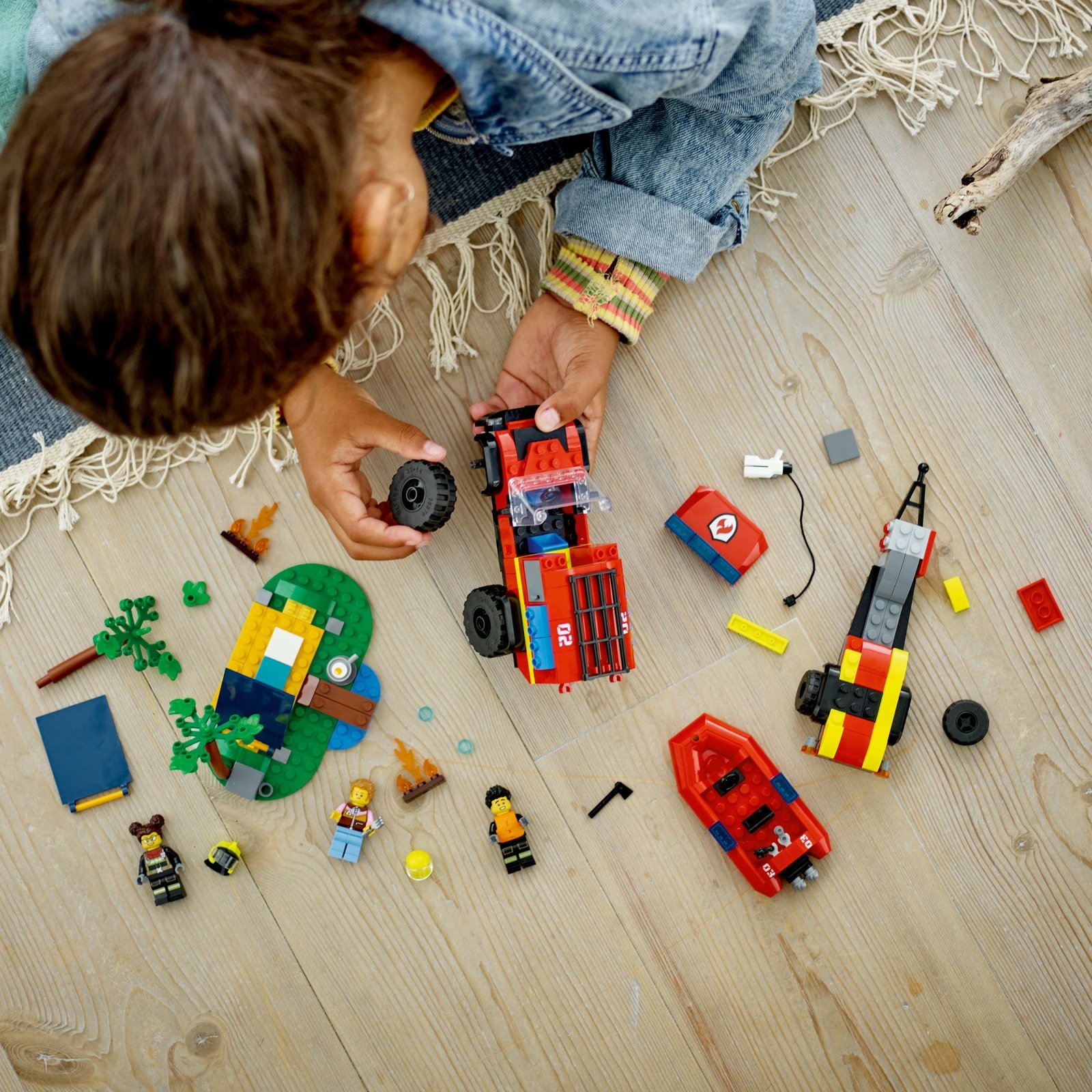 Set ndërtimi LEGO City 4x4 Kamion Zjarri me Varkë Shpëtimi 301 pjesë, multingjyrësh