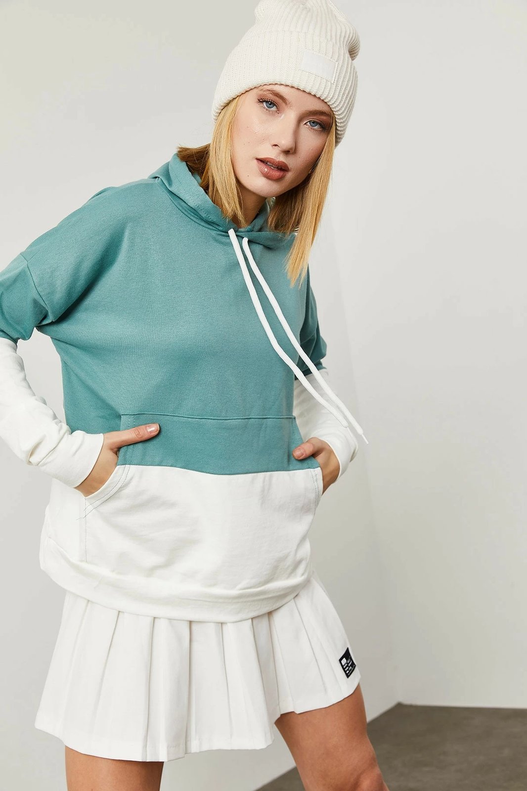 Bluze e trashë për gra, Jumeon X1584, ngjyrë mente dhe e bardhë