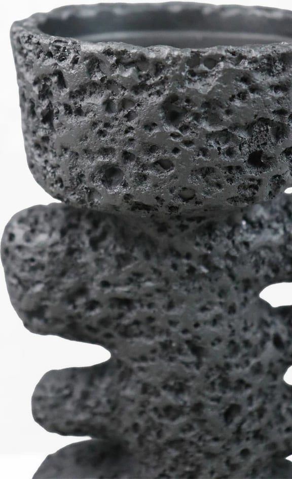 Mbajtës qirinjsh dekorativ KYCLADIC II, rrëshirë, ngjyrë e zezë, 12x10x20cm