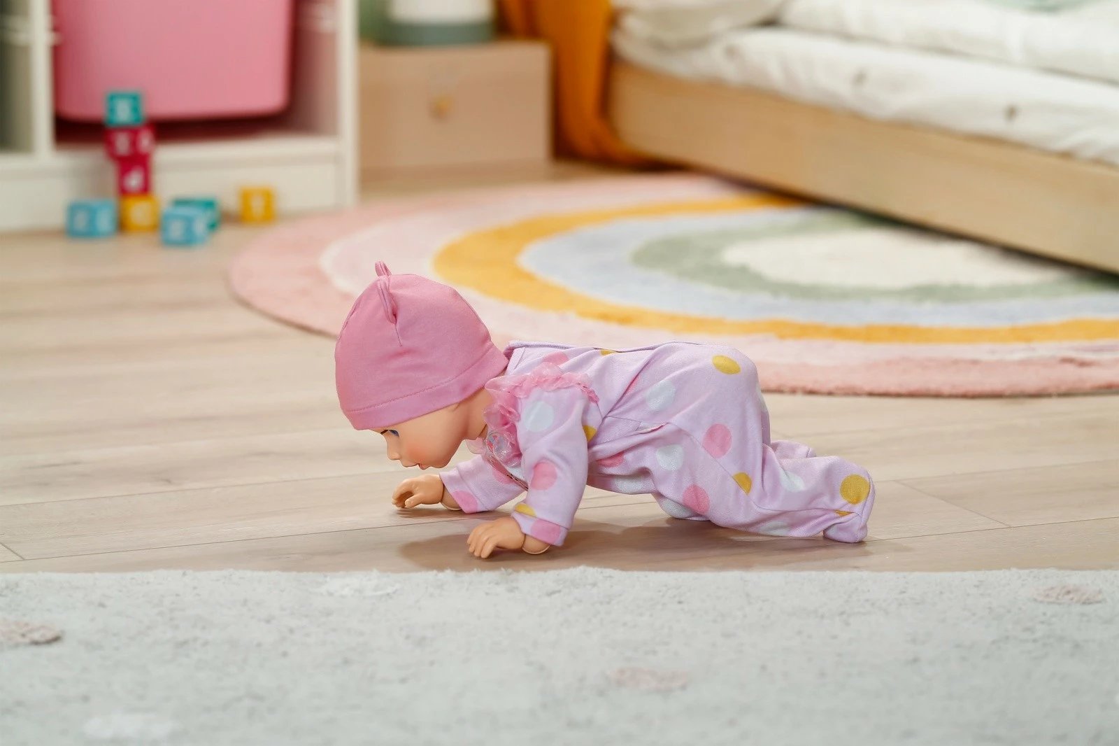 Kukull interaktive Baby Born Emily Walk with Me 43 cm, ecëse, me bateri AA, rozë