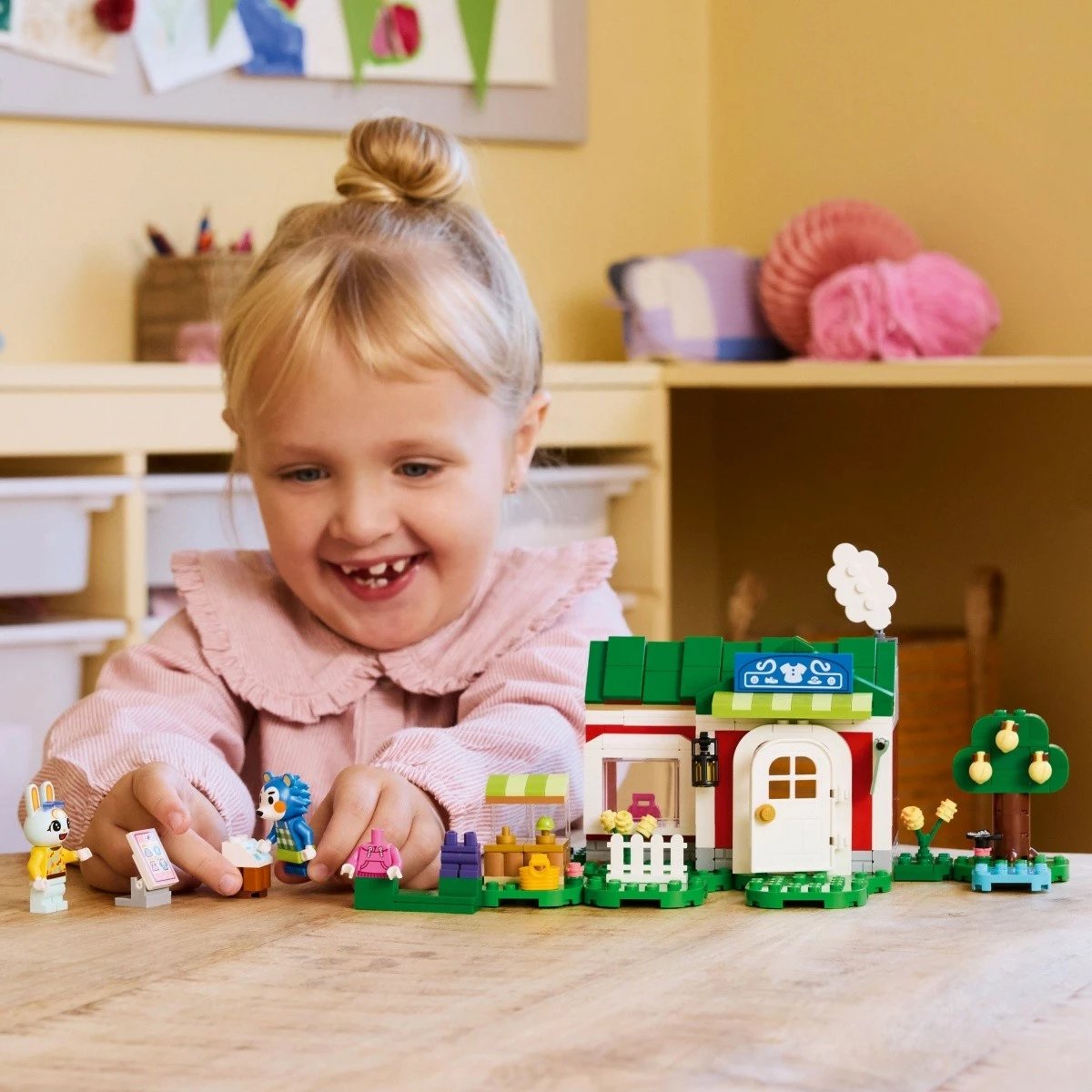 Set LEGO Animal Crossing Able Sisters and Clothing Store 77055, 322 pjesë