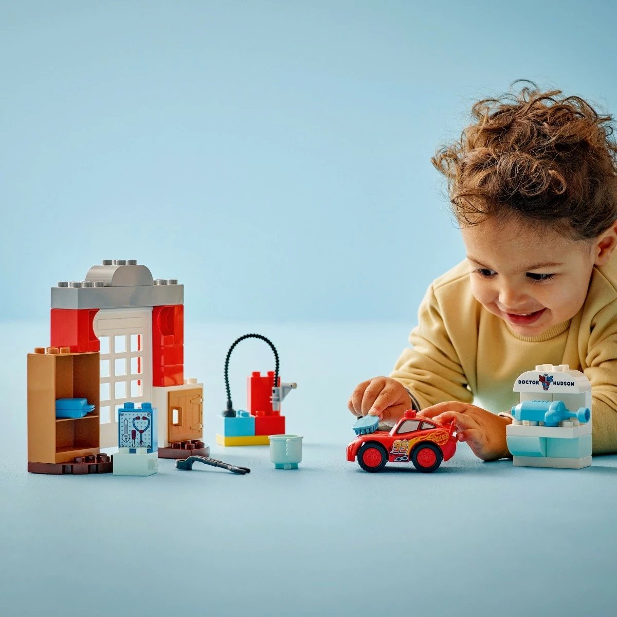 Set ndërtimi LEGO DUPLO Cars 10456, McQueen's Visit to the Mayor's Workshop, 35 pjesë