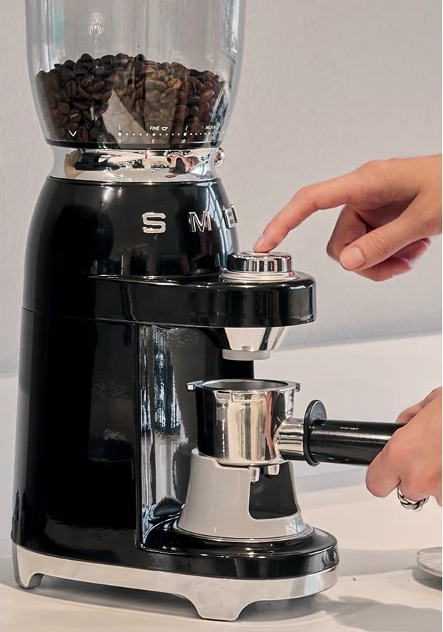 Mulli kafe SMEG CGF11BLEU, 150W, burr çelik inox, i zi