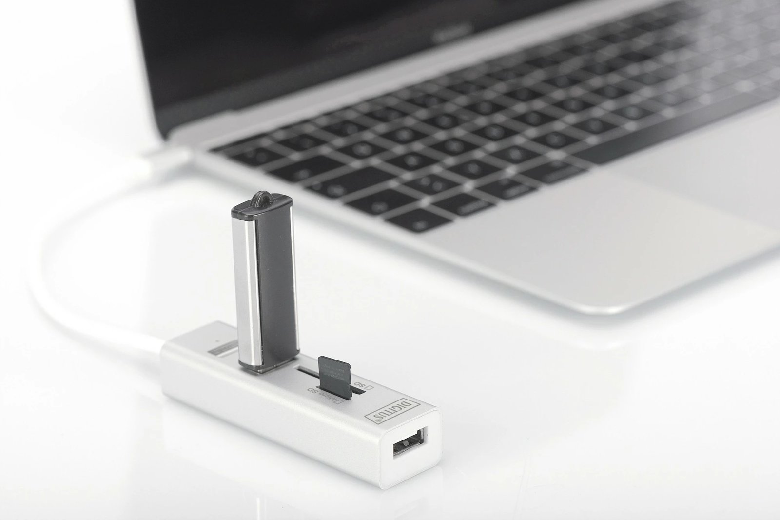 HUB USB Type-C Digitus, 3 Porta, Lexues Kartelash, Bardhë