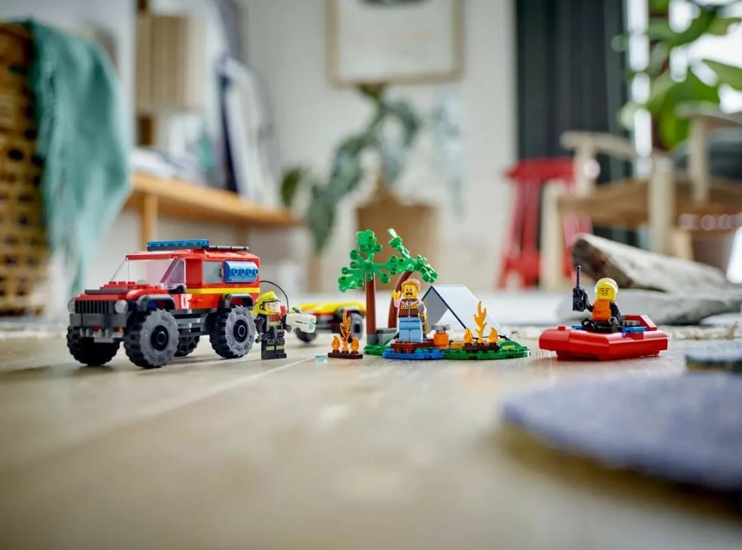 Set lodrash LEGO City 60412, kamion zjarri off-road me varkë shpëtimi, 301 pjesë