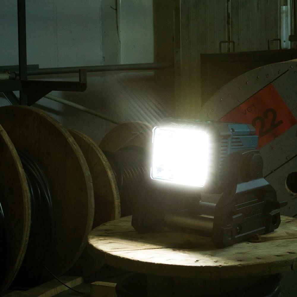 Llambë pune Makita DML811, 31.5W, 6000mAh, LED, e zezë/blu Llambë pune Makita DML811, 31.5W, 6000mAh, LED, e zezë/blu