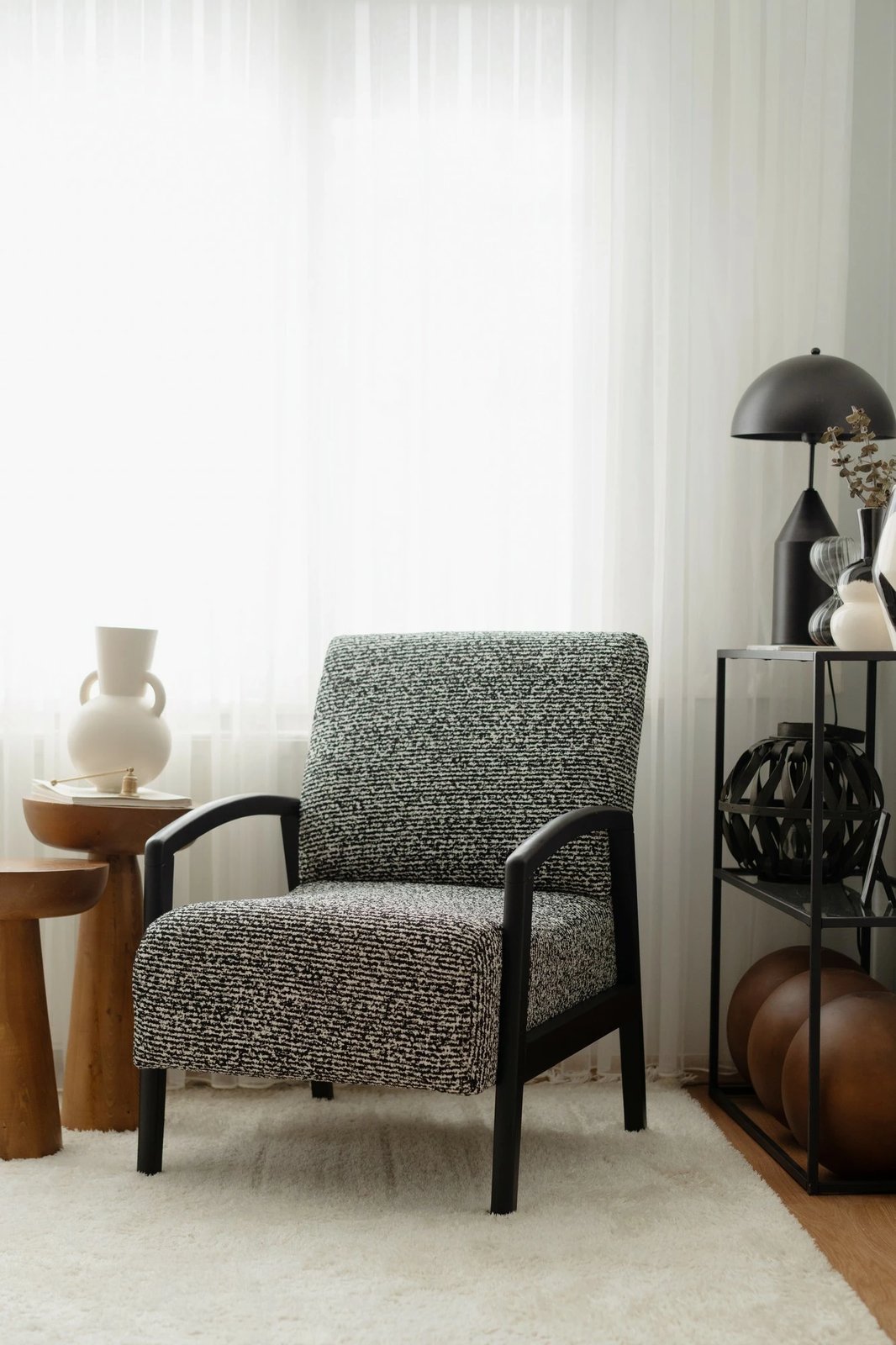 Karrige krahu Atelier del Sofa, Luma, e zezë dhe e bardhë, v1