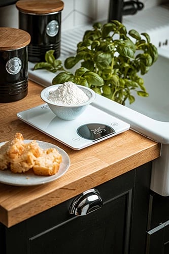 Peshore kuzhine, Adler AD 3173, 10kg, ekran LED, platformë xham i temperuar, e bardhë