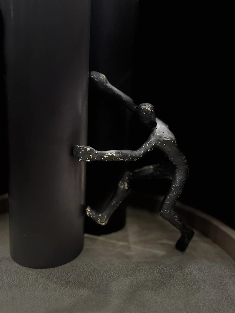 Dekor për mur, alpinist, polirezine, ngjyrë e zezë dhe ari, 14x6x24cm