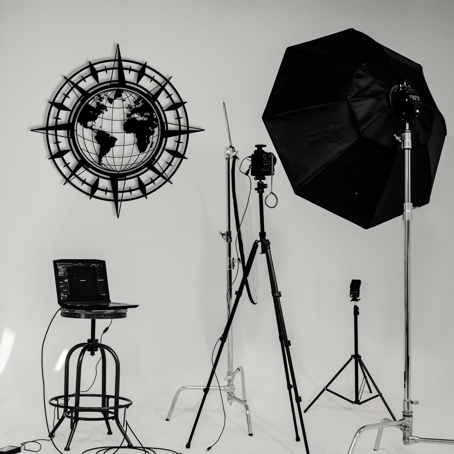 Aksesor dekorativ metalik për mur Wallity, Gercek Dunya, ngjyrë e zezë, 49x49cm