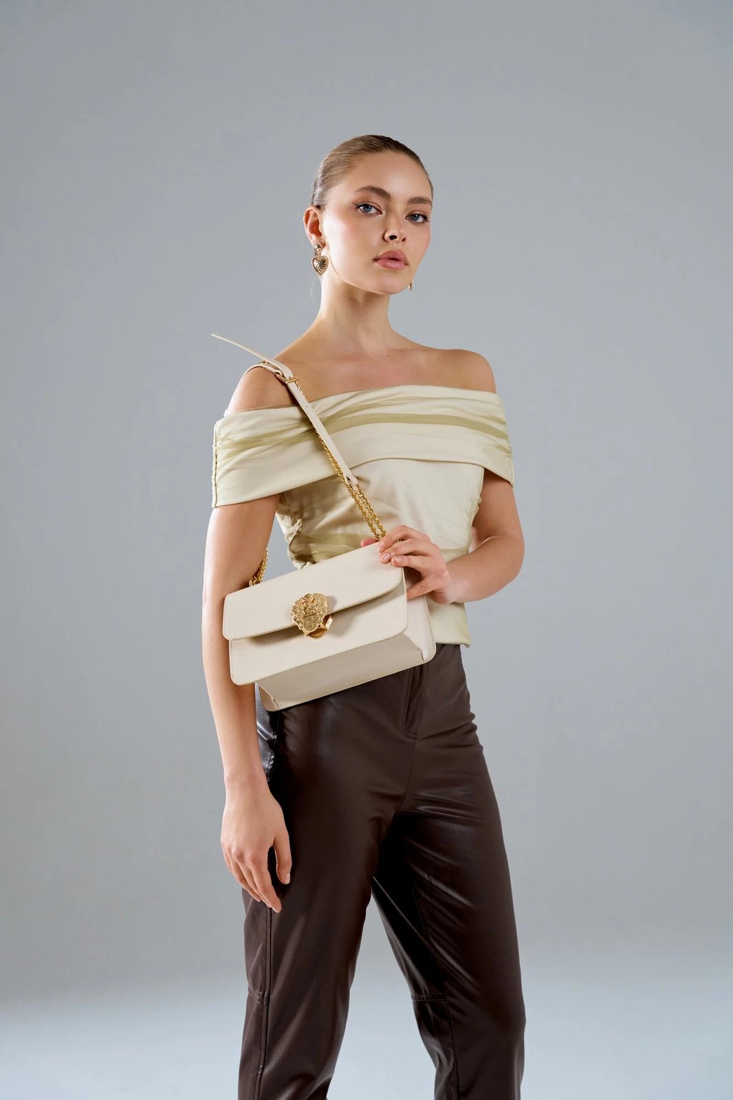 Çantë shpatulle Vince Camuto, Amore, ngjyrë krem