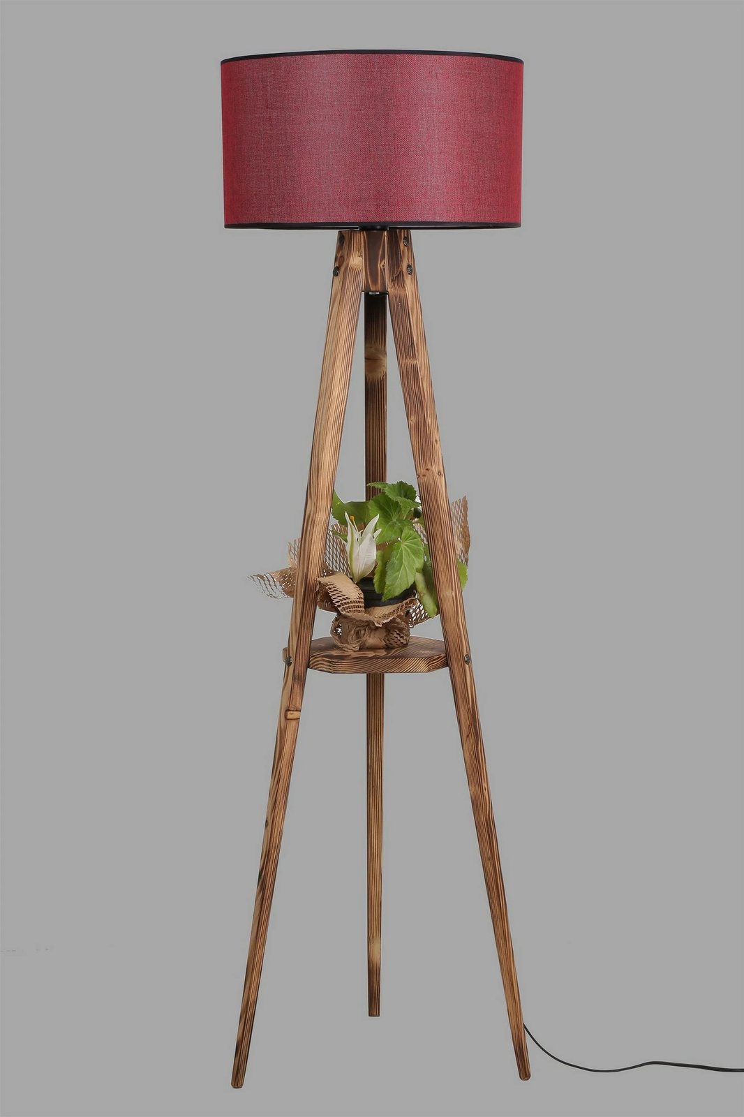 Llambë dyshemeje druri, raft i vogël, abazhur bordo, Opviq Sehbalı Tripod Llambë dyshemeje druri, raft i vogël, abazhur bordo, Opviq Sehbalı Tripod