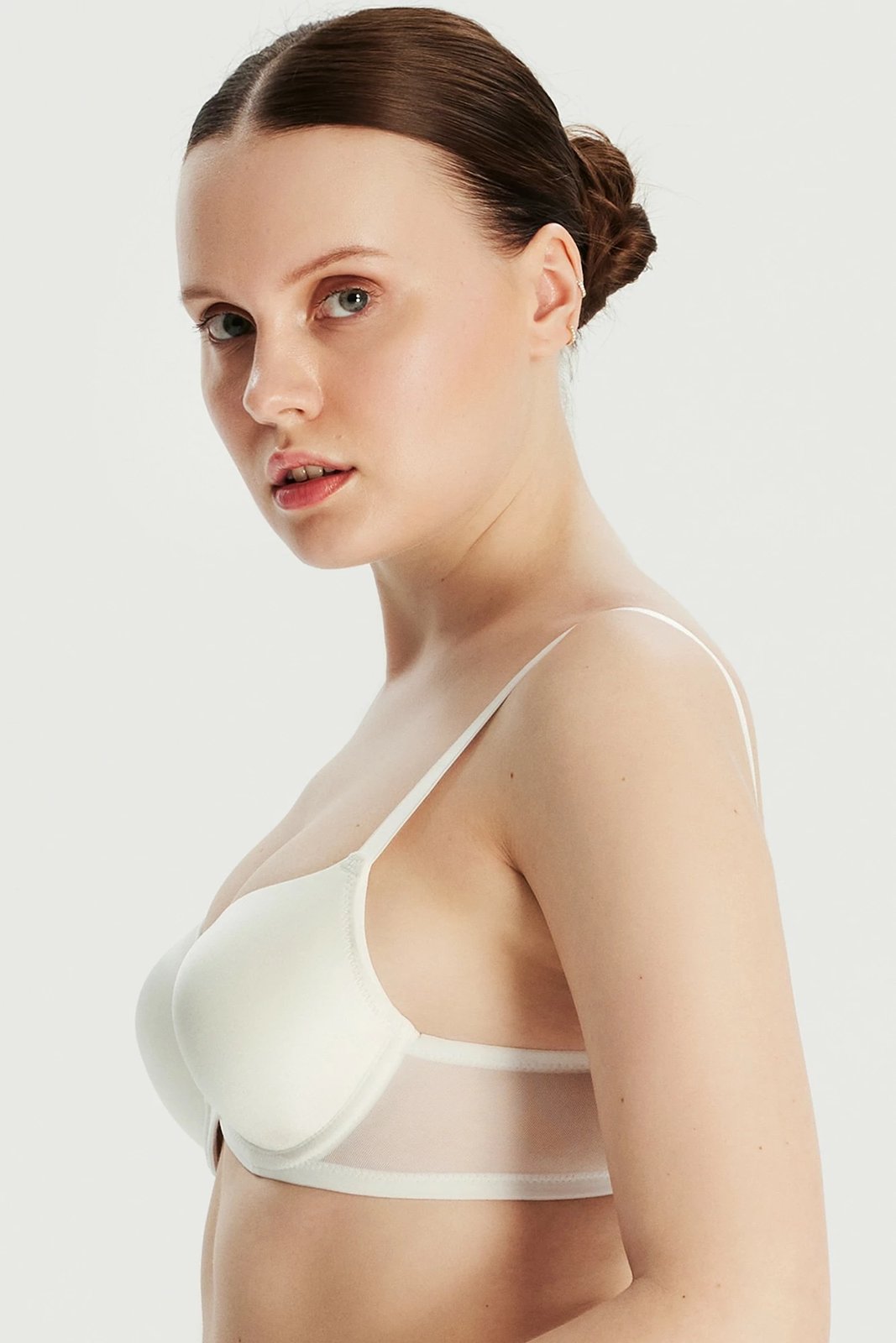 Sytjena Jumeon, i butë, ngjyrë ecru