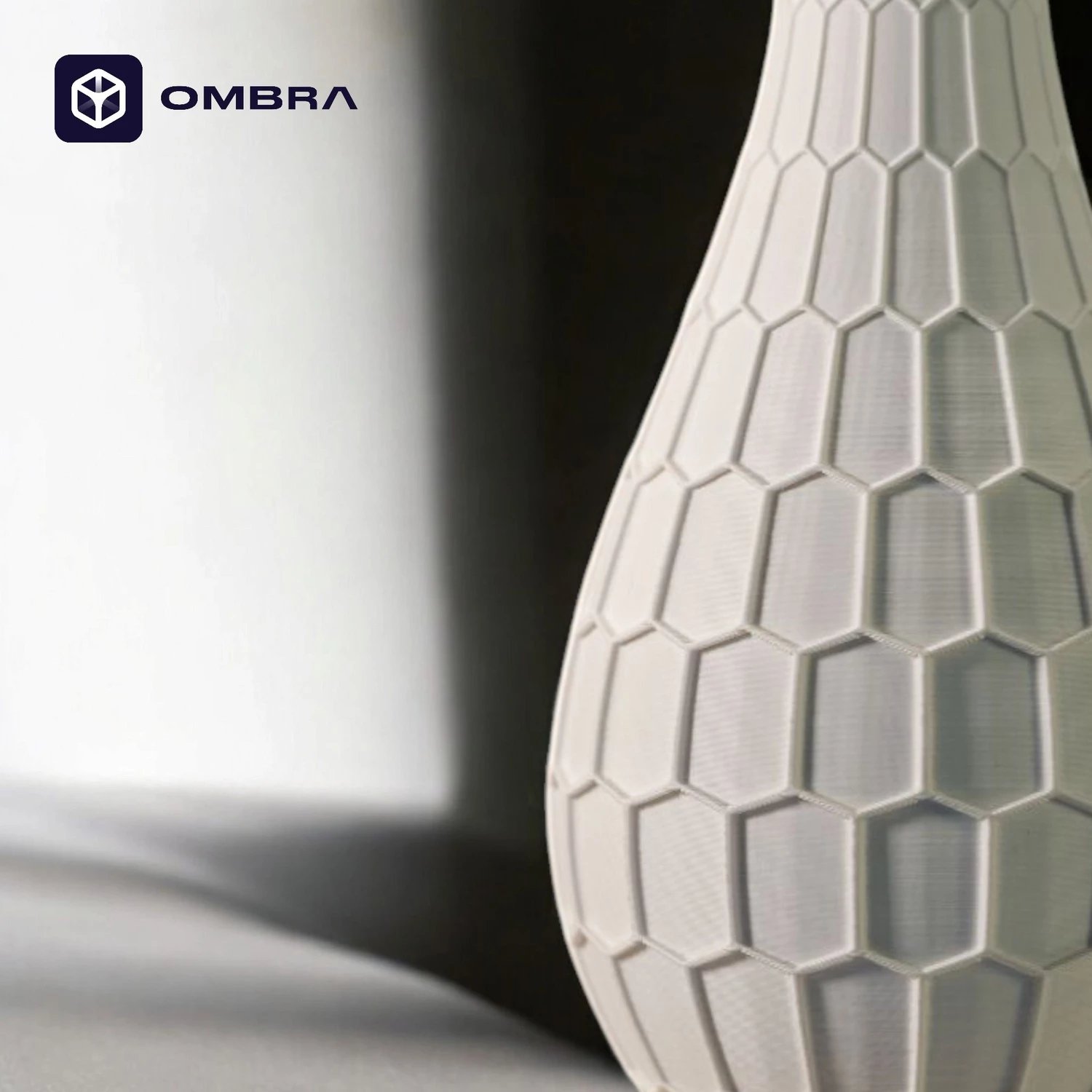 Vazo dekorative me strukturë gjeometrike, e bardhë