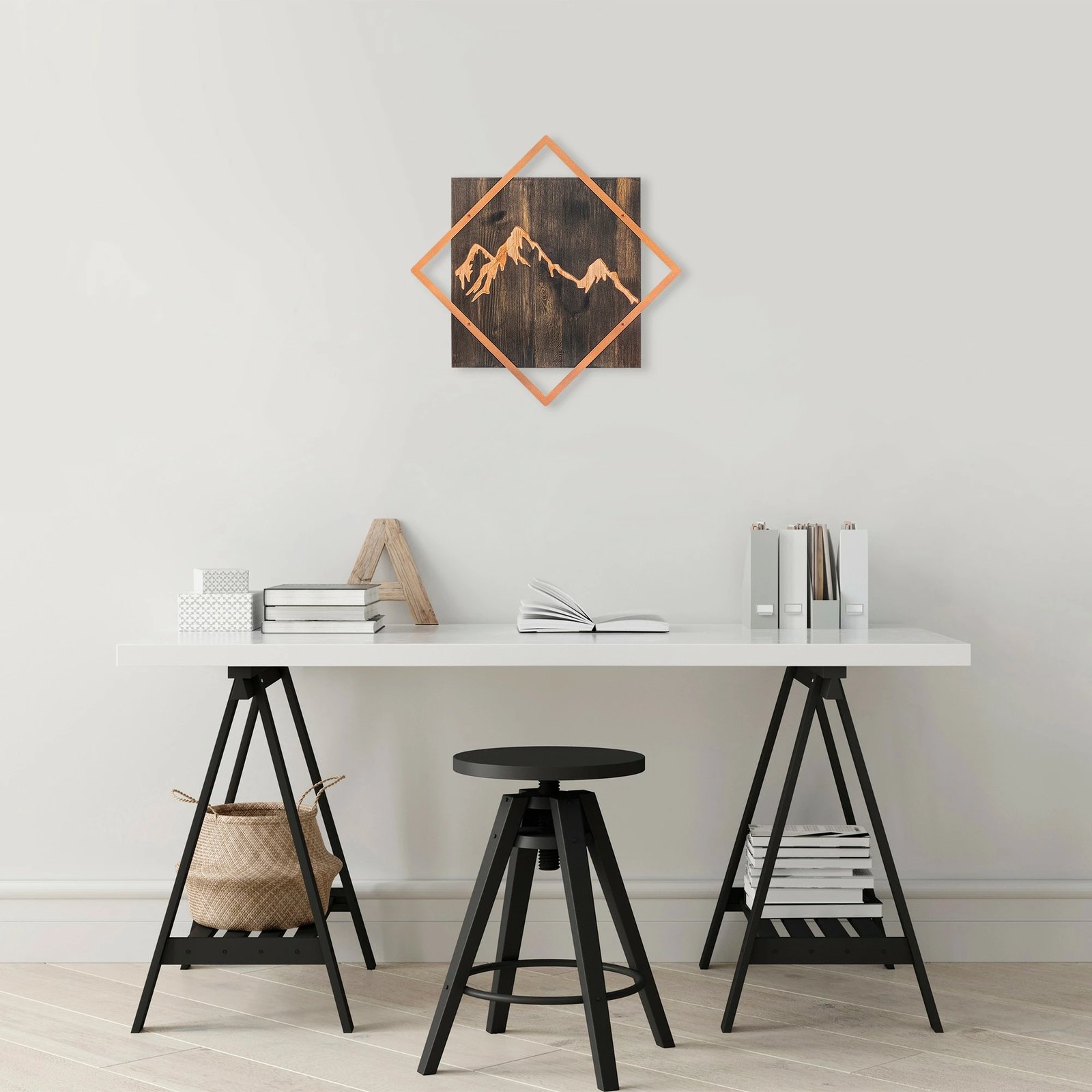 Aksesor dekorativ për mur, dru dhe metal, motiv mali, ngjyrë arre dhe bakri, 54x54cm