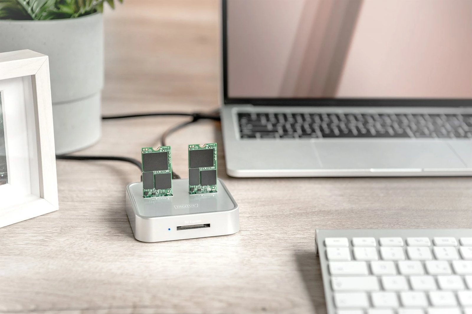 Stacion docking DIGITUS DA-71546 për M.2 NVMe + M.2 SATA SSD me lexues SD Express, USB-C, argjendtë