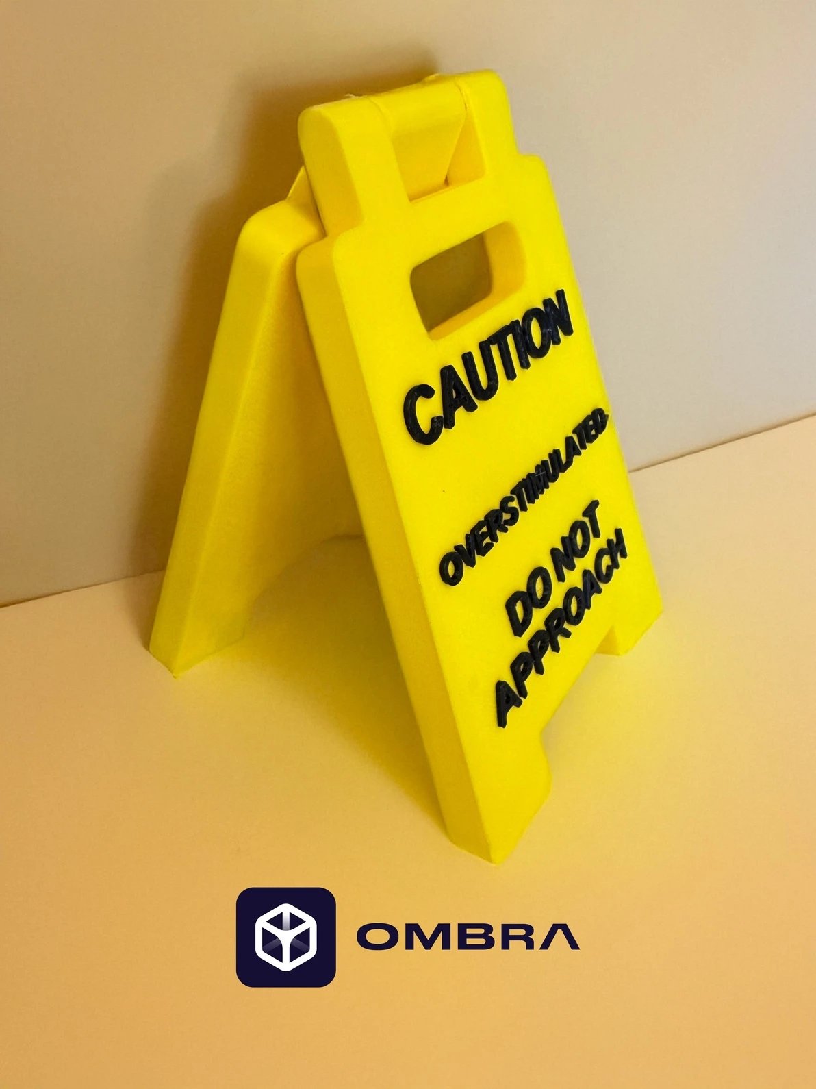 CAUTION MINI DESK SIGN "Overstimulated" - e verdhë