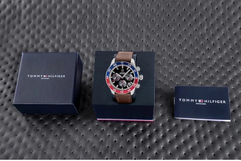 Orë dore për meshkuj Tommy Hilfiger, kafe