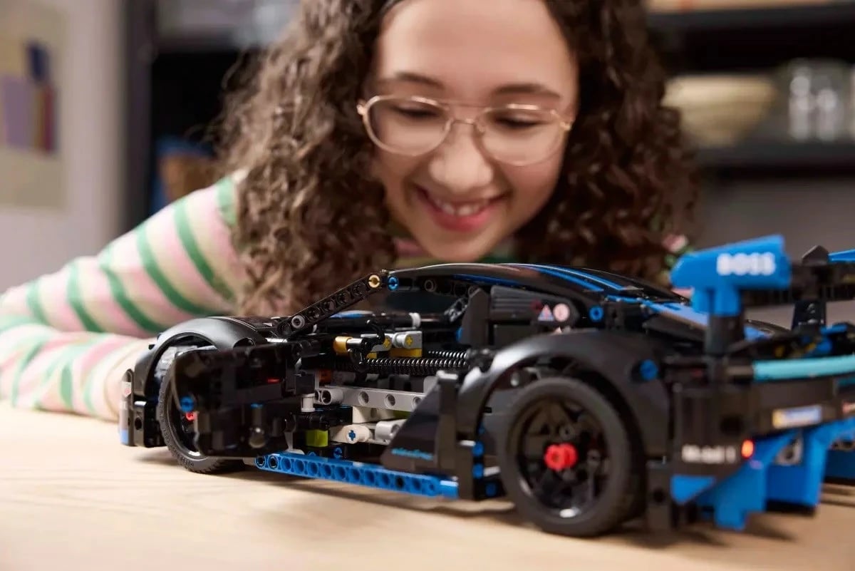 Set LEGO Technic Porsche GT4 e-Performance Race Car