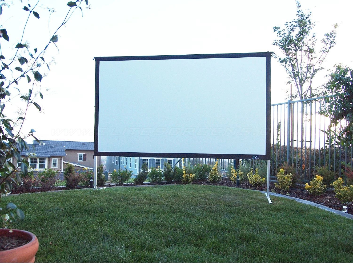 Ekran projektori Elite Screens Yard Master 2, 180 inç, 16:9, argjendtë/bardhë