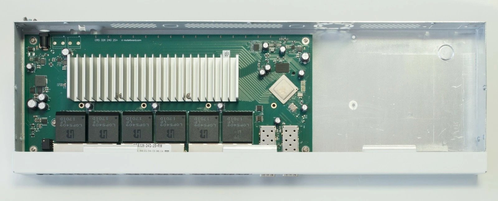 Switch i menaxhueshëm Mikrotik CRS326-24G-2S+RM, 24 porte Gigabit, 2 SFP+, rackmount, i bardhë