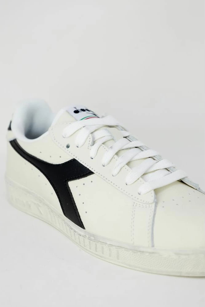 Atlete për meshkuj Diadora, të zeza