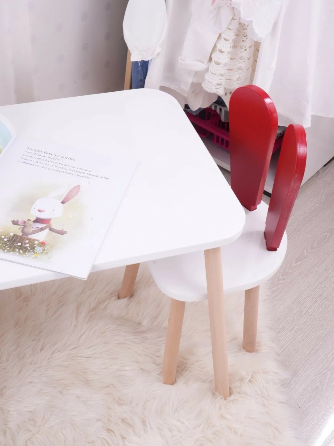 Set tavoline për fëmijë Hanah Home, një karrige Bunny, e kuqe, e bardhë