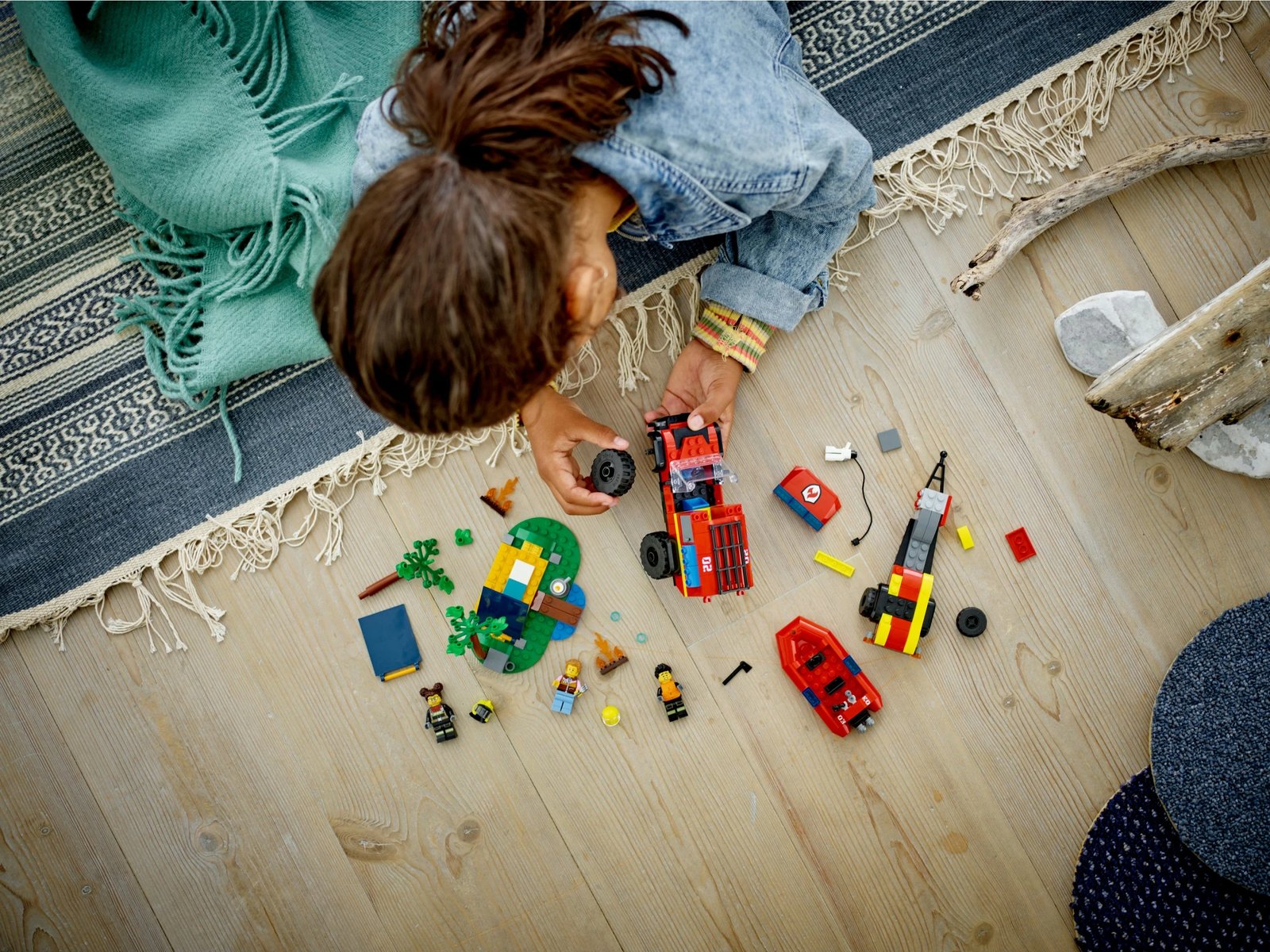 Set ndërtimi LEGO City 4x4 Kamion Zjarri me Varkë Shpëtimi 301 pjesë, multingjyrësh