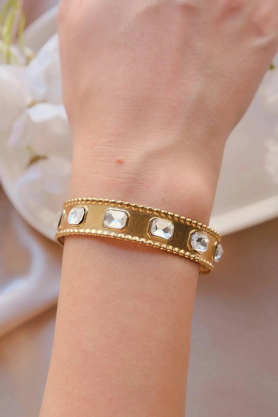 Byzylyk Jumeon, ngjyrë ari, gurë zirkon