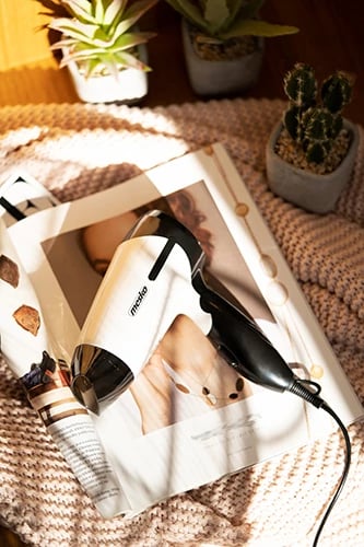 Tharëse flokësh, Mesko, MS 2262, 1000W, dorezë palosëse, 2 shpejtësi/2 temperatura, me koncentrator, bardh e zezë